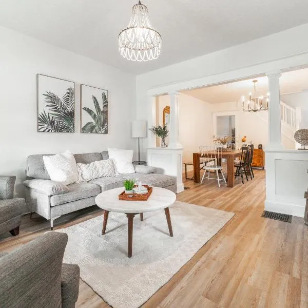 Cozy Home Near Fountain Square & 5 Min Lucas Oil，位于印第安纳波利斯的酒店
