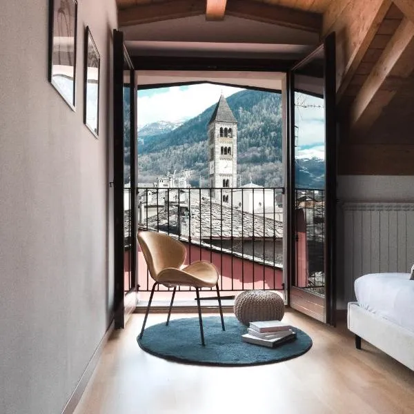 PENTHOUSE CON VISTA [6 minuti dal Bernina Express]，位于蒂拉诺的酒店