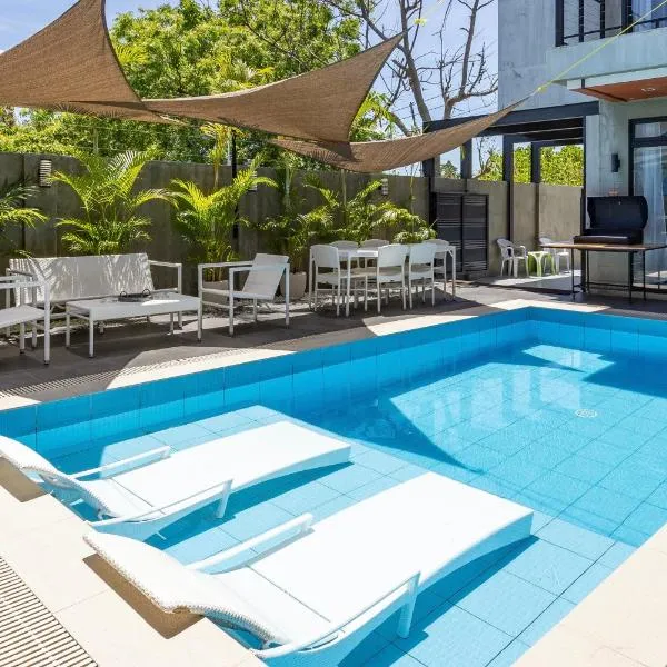 ISLA VILLA 2 Luxury Pool Villa near beach with karaoke video games barbecue，位于Maribago的酒店