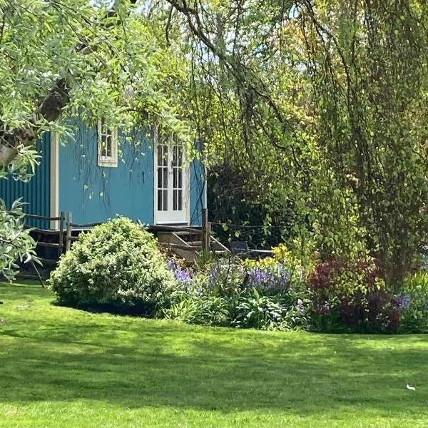 The Bailey Shepherd's Hut and Holiday Cottage，位于Eshton的酒店