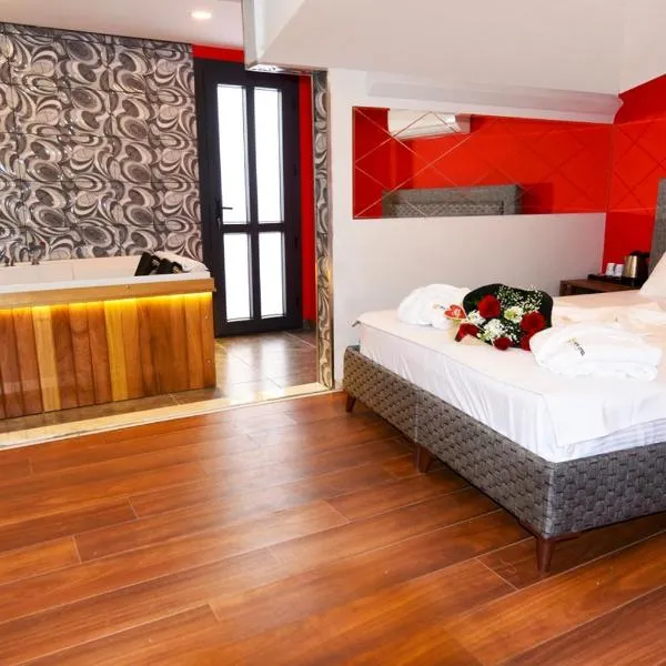 Renk Otel Karşıyaka，位于Karşıyaka的酒店