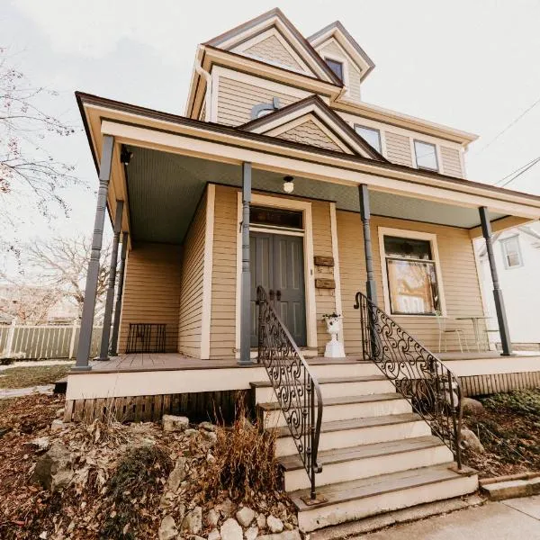 Retro Gem Box Victorian Steps from Irvine Park，位于圣保罗的酒店