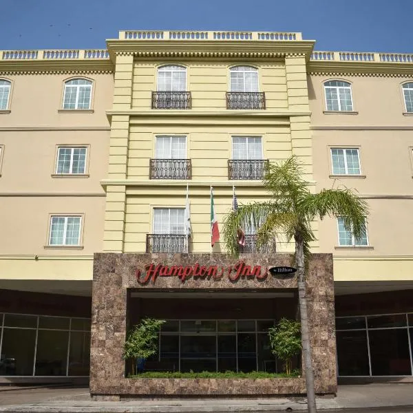 Hampton Inn Tampico Zona Dorada，位于Burros的酒店