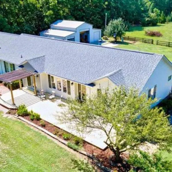 Sovereign Cottage - Farm Land/Hot Tub/Outdoor Area，位于Fuquay-Varina的酒店