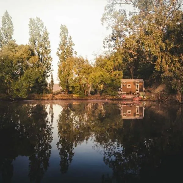 Quiet Lake House In Winery，位于Yea的酒店