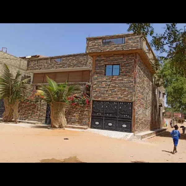 Maison Manour, suite, salon, bain privée，位于姆布尔的酒店