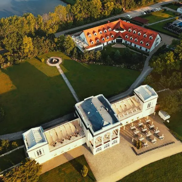 HOTEL Hraniční zámeček，位于瓦尔季采的酒店