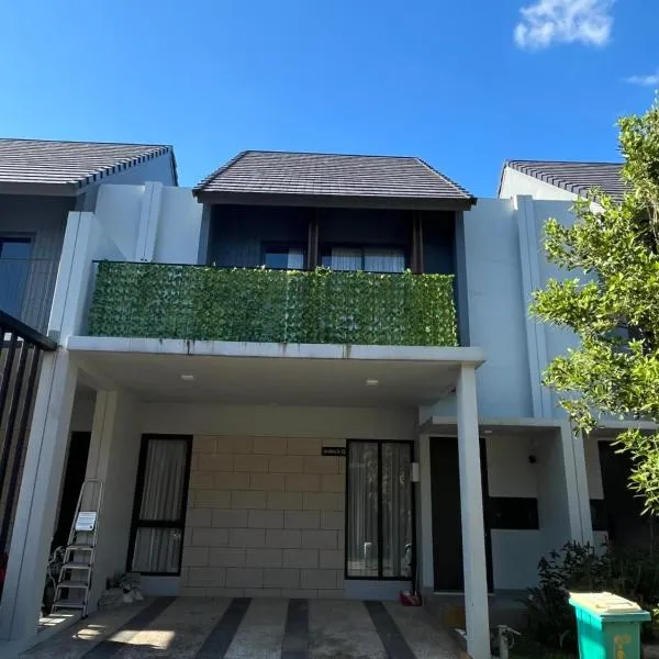 2 Floor Cozy House in Wisteria Jakarta Garden City，位于雅加达的酒店