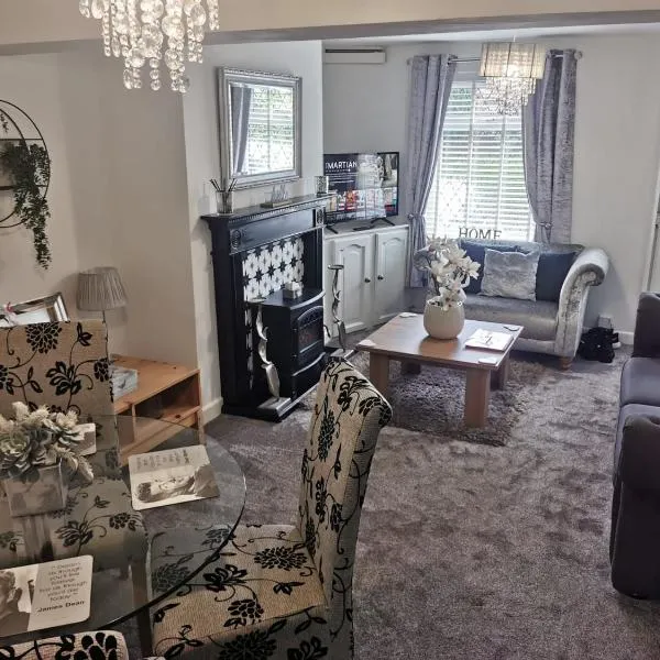 Stunning 2-Bed House in Macclesfield Cheshire，位于Brereton cum Smethwick的酒店