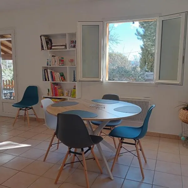 Gîte PITCHOU au pied du VENTOUX，位于Flassan的酒店
