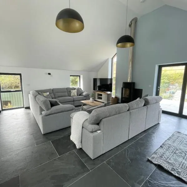 Gulland 4 Bed Sleeps 8 with Hot tub，位于Treknow的酒店