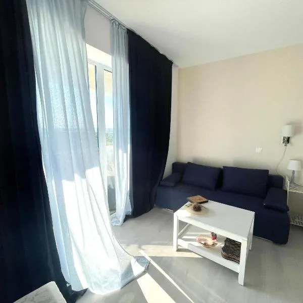 Seaside Dream and Sunset Breeze Studios at Blaxy Resort，位于奥林普的酒店