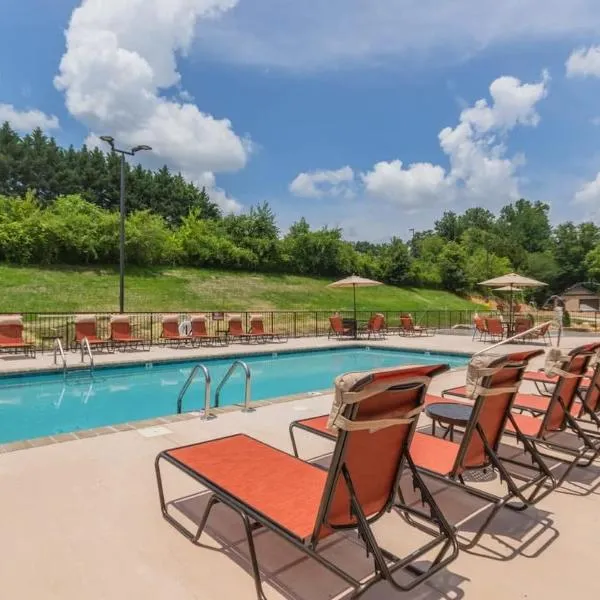 NEW Const Sleeps 6 Pool - close to Pkwy，位于鸽子谷的酒店
