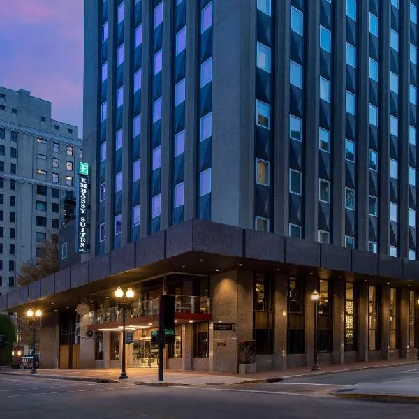 Embassy Suites By Hilton Knoxville Downtown，位于诺克斯维尔的酒店