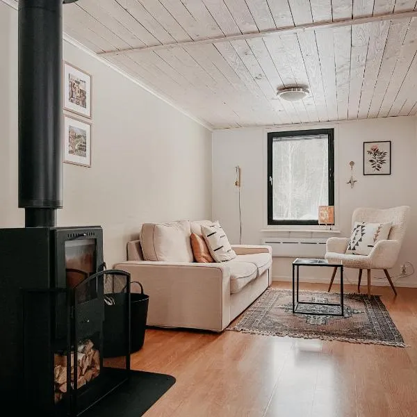 Luxurious red cottage with wood stove near lake，位于Nye的酒店