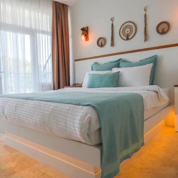 Mavi Cam Hotel Ayvalik，位于Sefaçamlık的酒店