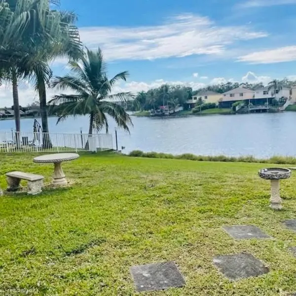 Cozy lakeside suite with private bath & entrance，位于彭布罗克派恩斯的酒店