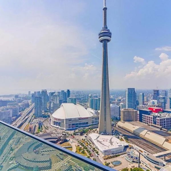 Presidential 2+1BR Condo, Entertainment District (Downtown) w/ CN Tower View, Balcony, Pool & Hot Tub，位于多伦多的酒店