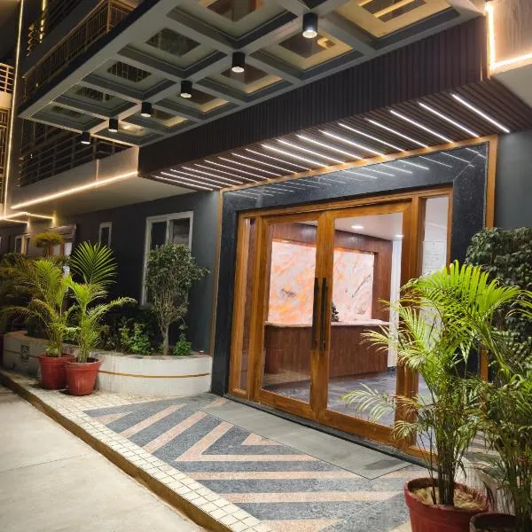 The Grand ND Resort- Kanha Tulsi Heights Behind Prem Mandir，位于范兰德凡的酒店
