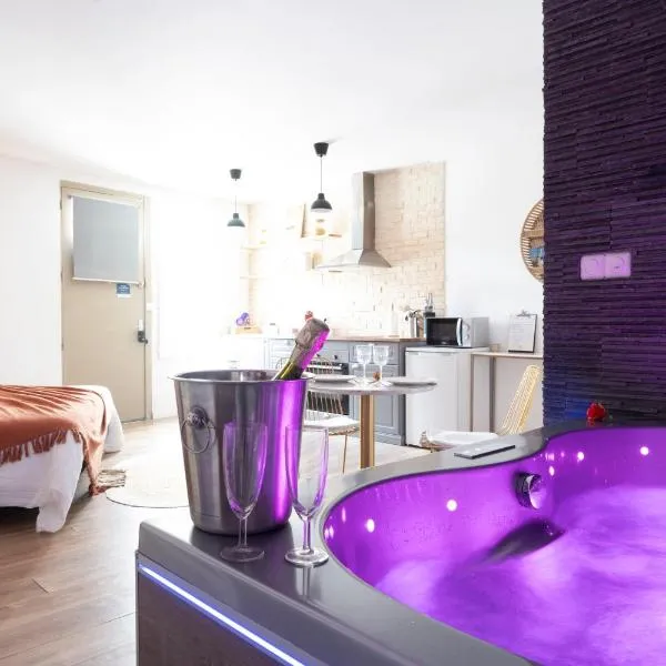 Loft Romantique - Spa Privatif - Spa Noctambulles，位于耶尔的酒店