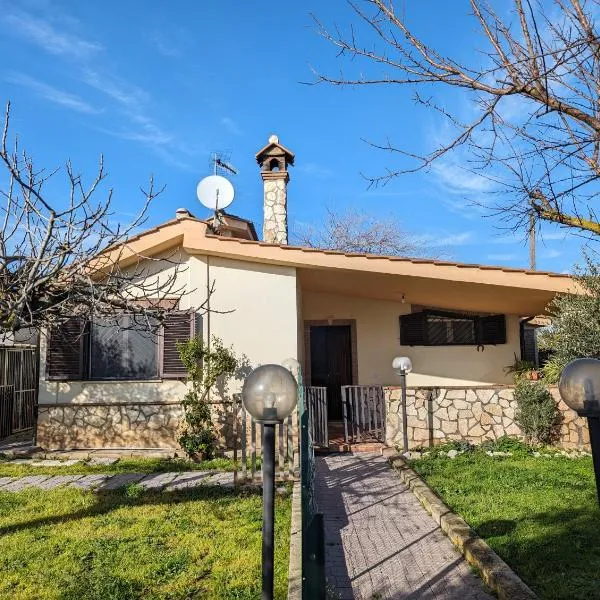 La Villetta del Gelso bianco - FAMILY, charming, spacious Rustic Villa with Garden & BBQ near Rome, Anzio e Nettuno，位于阿普里利亚的酒店