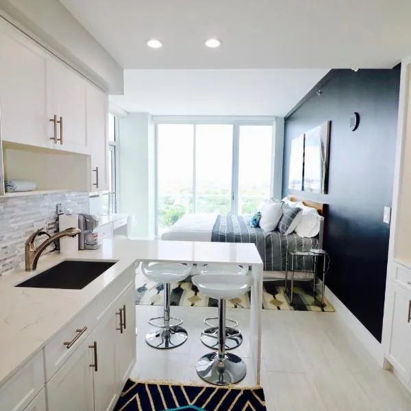 Coconut Grove 21st Floor Private Studio-Parking & WIFI included，位于迈阿密的酒店