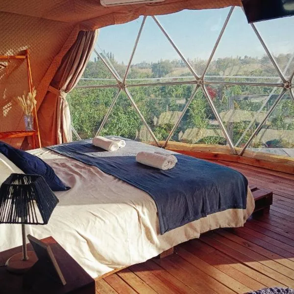 Entre racimos, glamping entre viñedos en bodega，位于卢汉德库约的酒店