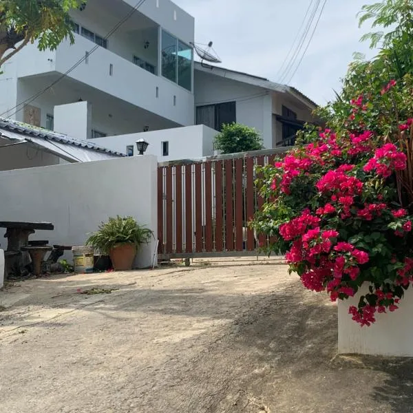 Villa du Bonheur Mer et Nature Rawai beach，位于普吉镇的酒店