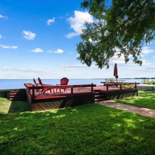 Restored historic log cabin & deck on Lake Erie，位于敦提的酒店