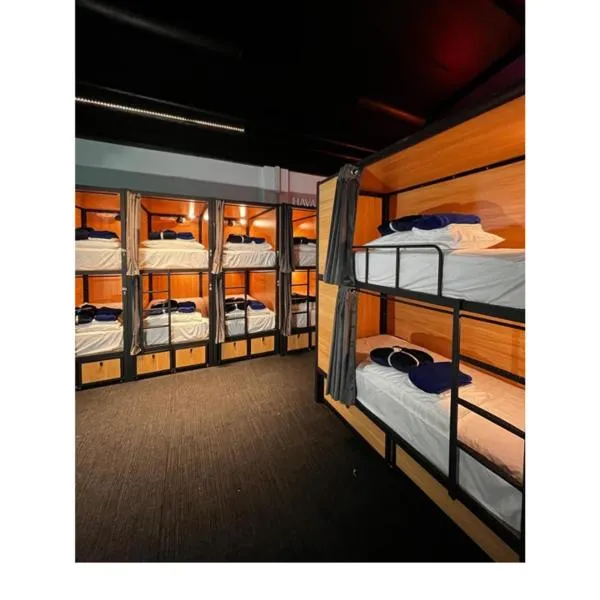 Capsuleaccom Hostel，位于黄金海岸的酒店