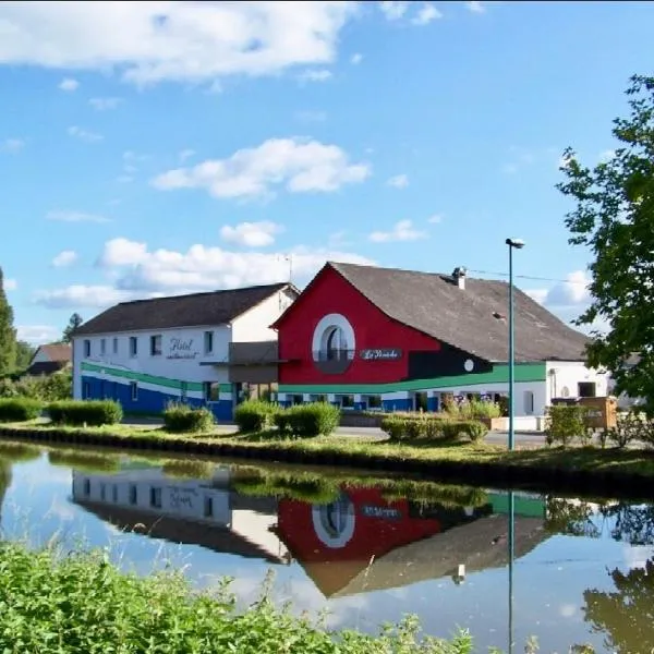 Auberge La Péniche，位于贝布尔河畔东皮耶尔的酒店