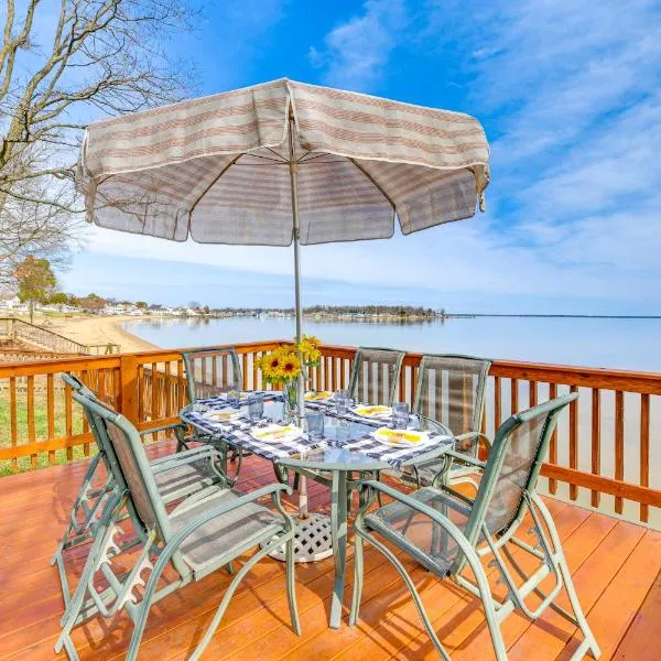 Riverfront Colonial Beach Home with Private Beach!，位于科洛尼尔比奇的酒店