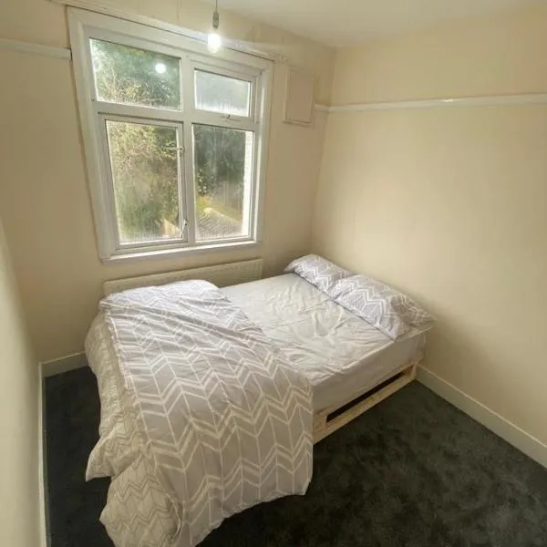 Best room- Near London luton Airport and close to Restaurants shops and Dunstable hospital，位于卢顿的酒店