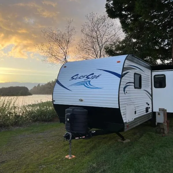 Surfside Glamping camper，位于克拉马斯的酒店