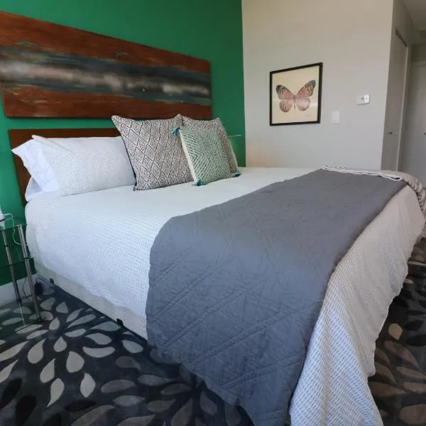 Renovated 21st Floor Private Unit located in Coconut Grove Hotel，位于迈阿密的酒店