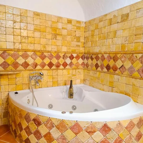 Casa Cueva The Exclusive Royal Andalusian Cave，位于阿尔库迪亚德瓜迪克斯的酒店