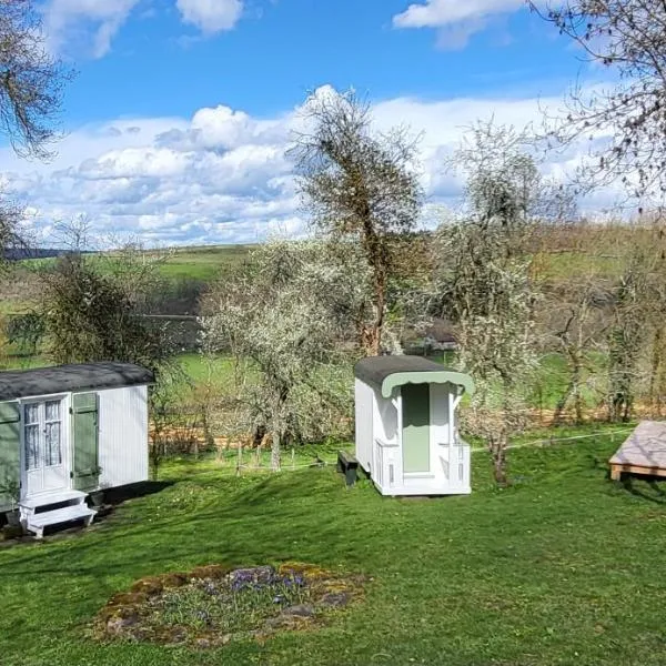 Petit a Petit - gypsy wagons and Bell tents in the Bourgogne，位于Saint-Émiland的酒店