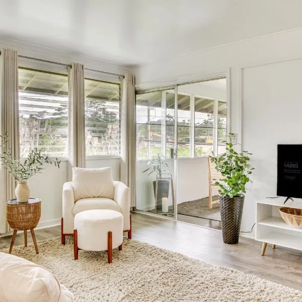 Hilo Apartment with Lanai - 2 Mi to Beaches!，位于希洛的酒店