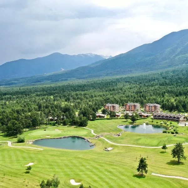 Spacious penthouse chalet apartment in Pirin Golf and Country Club，位于拉兹洛格的酒店