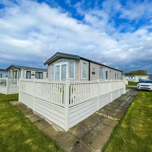 Stunning Caravan With Decking, Nearby Hunstanton Beach Ref 23232K，位于亨斯坦顿的酒店