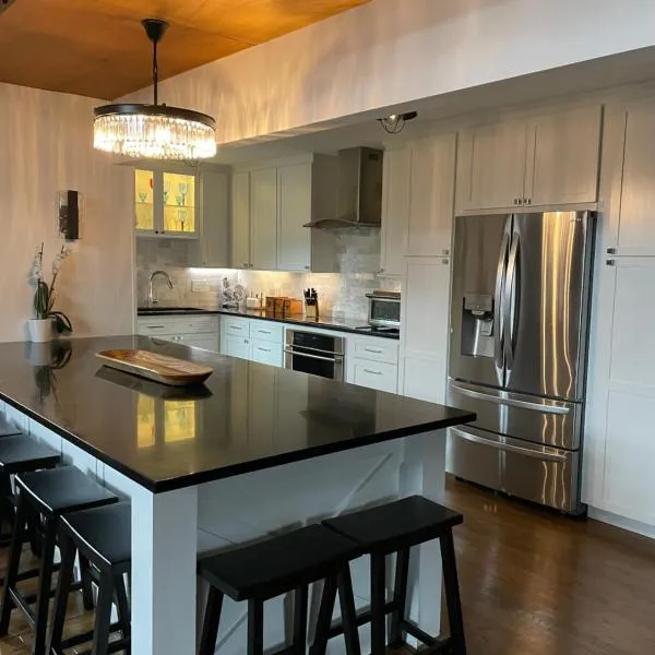 The Blue House On The Hill Catskills—Views，位于Claryville的酒店