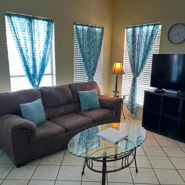 South Padre Island condo is walking distance to the beach, Sleeps 6, Third Floor, 2024 Traveler Award, winter rates，位于南帕诸岛的酒店