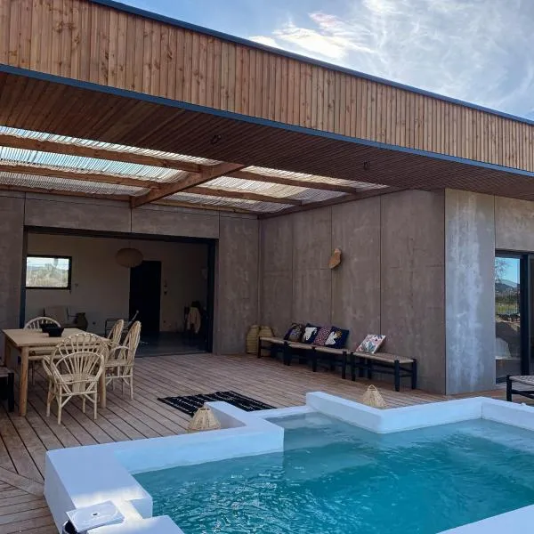 Magnifique villa écologique piscine jacuzzi，位于Clarensac的酒店