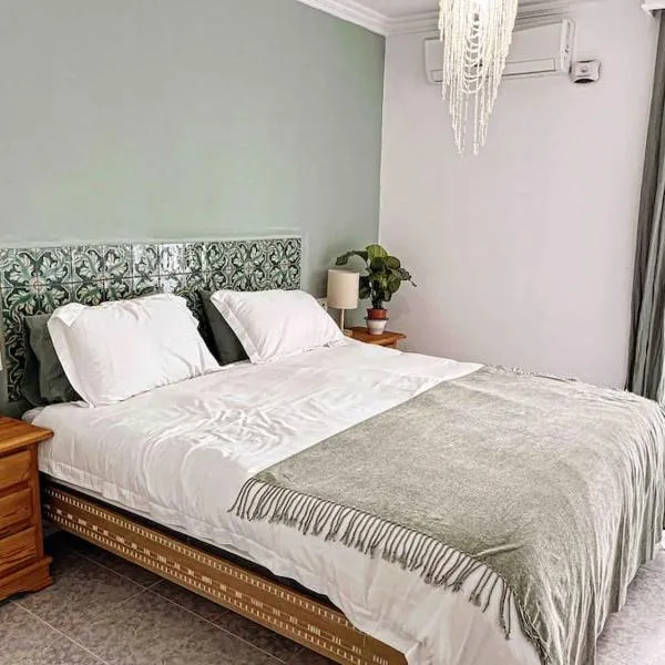 Seagrass - Sanctuary in vibrant Old Town Spain，位于内尔哈的酒店