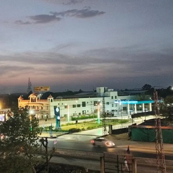 Hotel Manasvi Palace，位于Sri Mādhopur的酒店