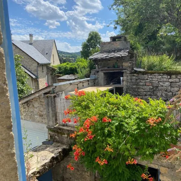 L’échappée belle, vue panoramique sur la campagne，位于Saint-Saturnin-de-Lenne的酒店
