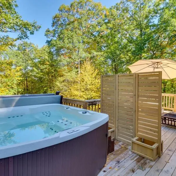 Pocono Getaway A frame Cabin w/ Hot Tub Sauna，位于东斯特劳兹堡的酒店