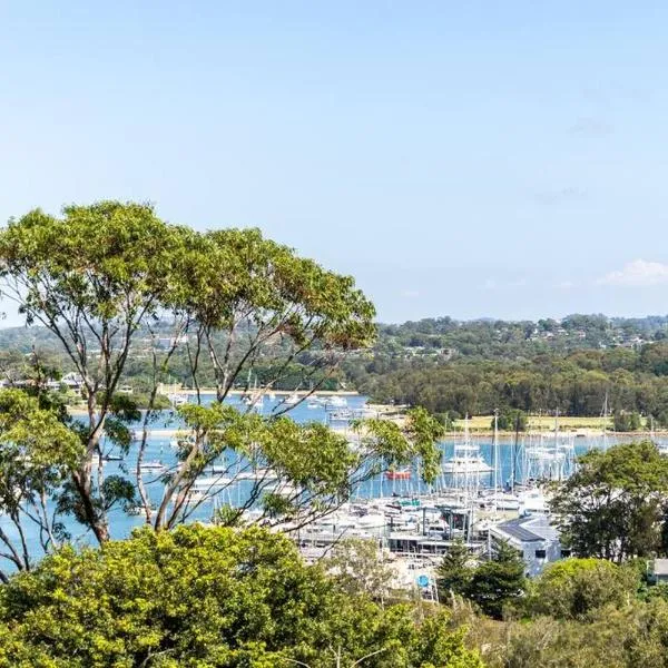 Newly renovated 4 bedroom home in Newport with Pittwater views，位于纽波特的酒店