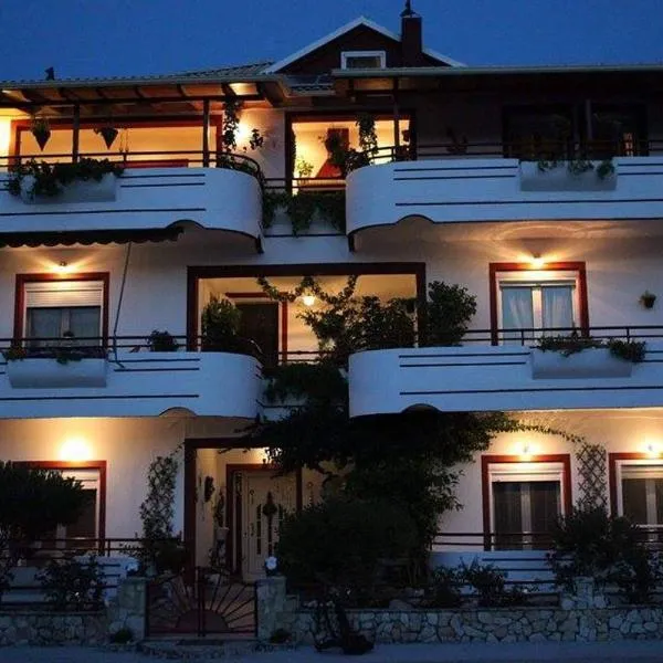 Elenas Apartments，位于普拉塔里亚的酒店