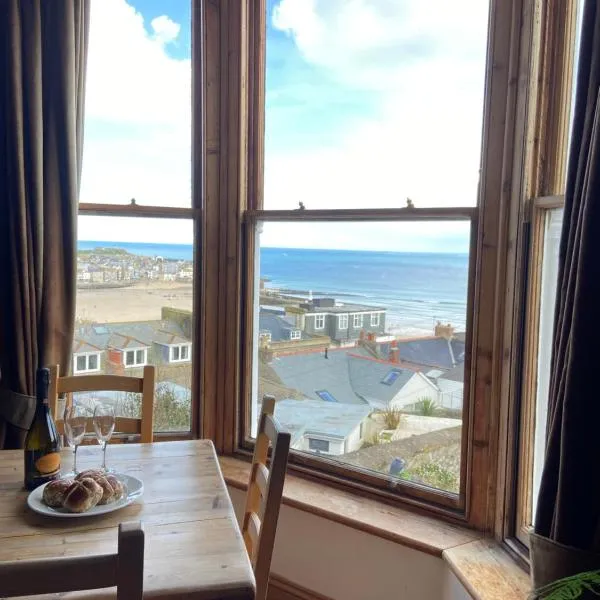 THE STONES a beautifully presented PRIVATE APARTMENT with far reaching VIEWS Over ST IVES HARBOUR and BAY and FREE ONSITE PARKING for LARGER GROUPS book along with our Connecting TWO SISTER APARTMENTS，位于圣艾夫斯的酒店